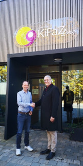 Dekan Aschoff begrüßt den neuen Leiter im KiFaZ, Christian Fischer