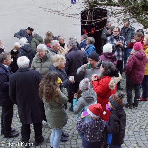 Gemeinde im Gespräch nach dem Gottesdienst zum 1. Advent